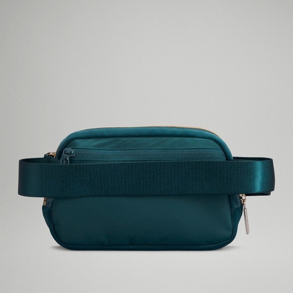 Lululemon Everywhere Belt Bag 
Velour 1L  green jasper/gold belt bag LAST 2 🎉 - Picture 2 of 9